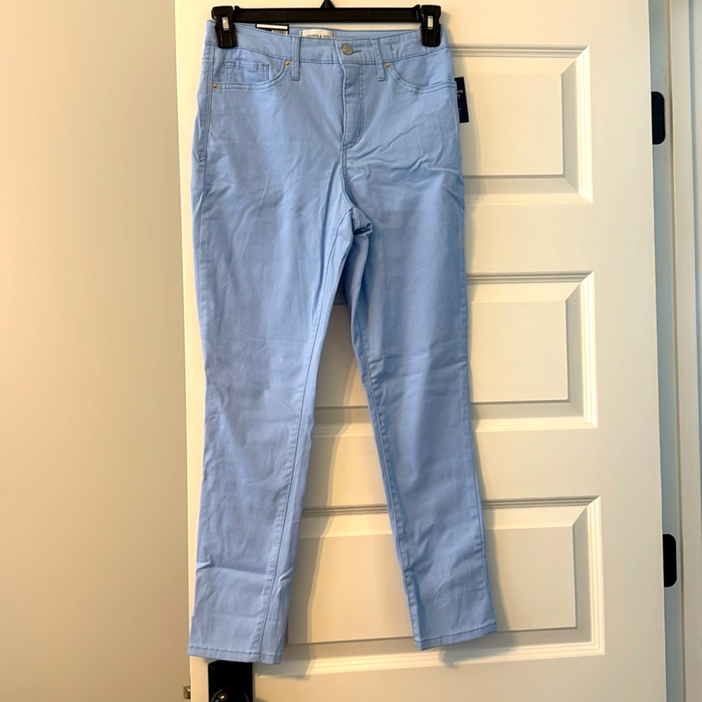 NEW WITH TAGS Crown & Ivy high rise skinny crop size 6R